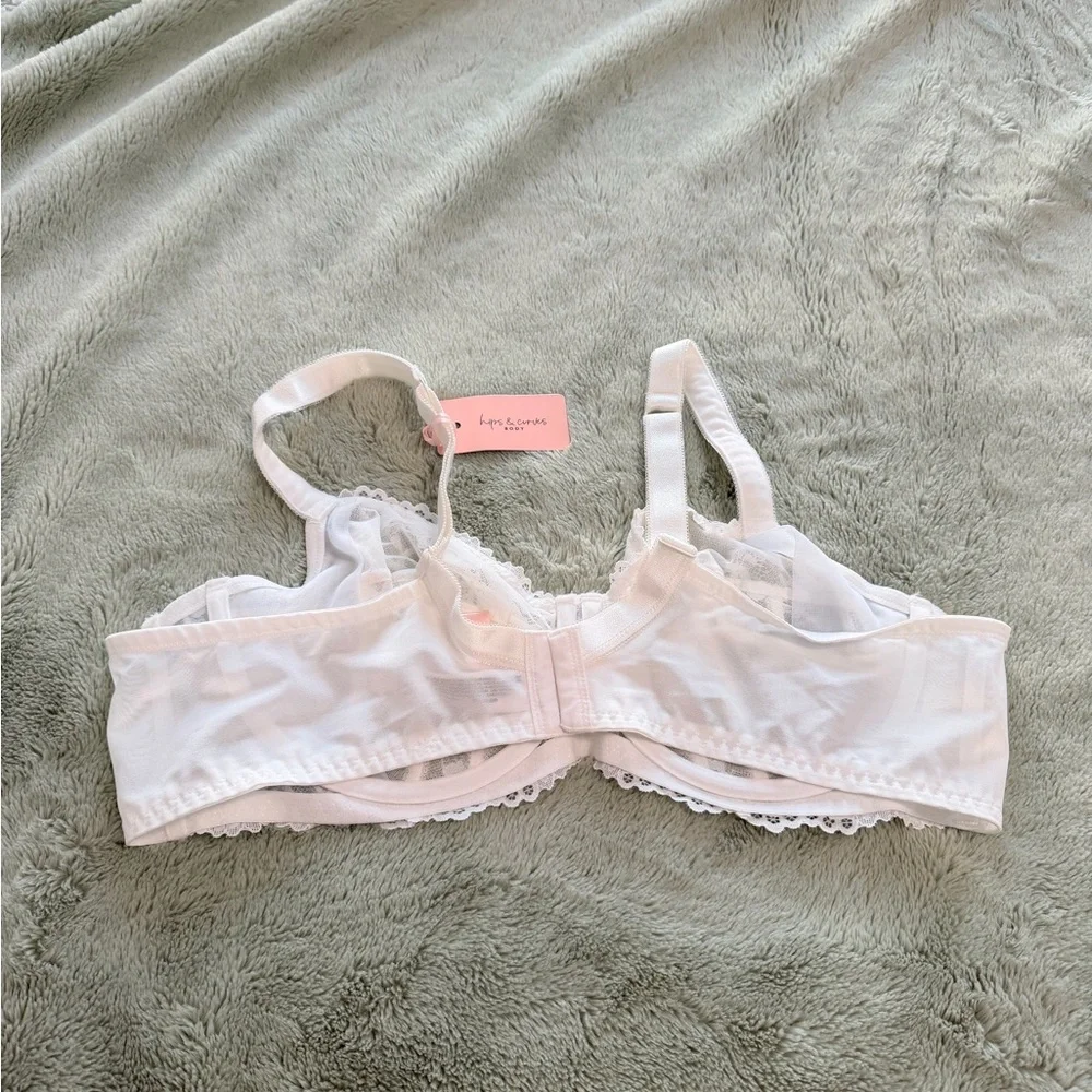 Chic White Lace Underwire Bra (NWT)